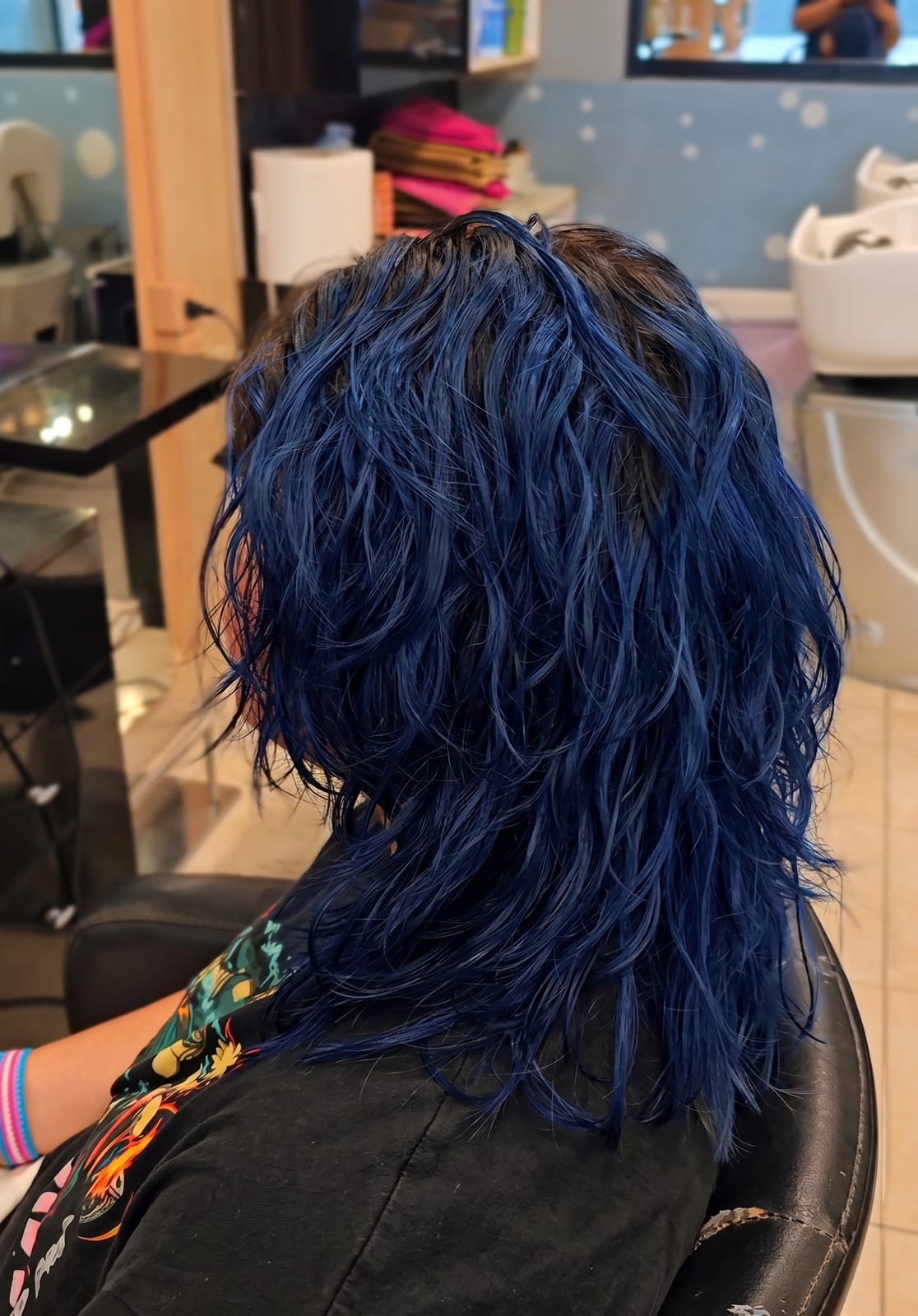 Colore fantasia blu notte su taglio scalato