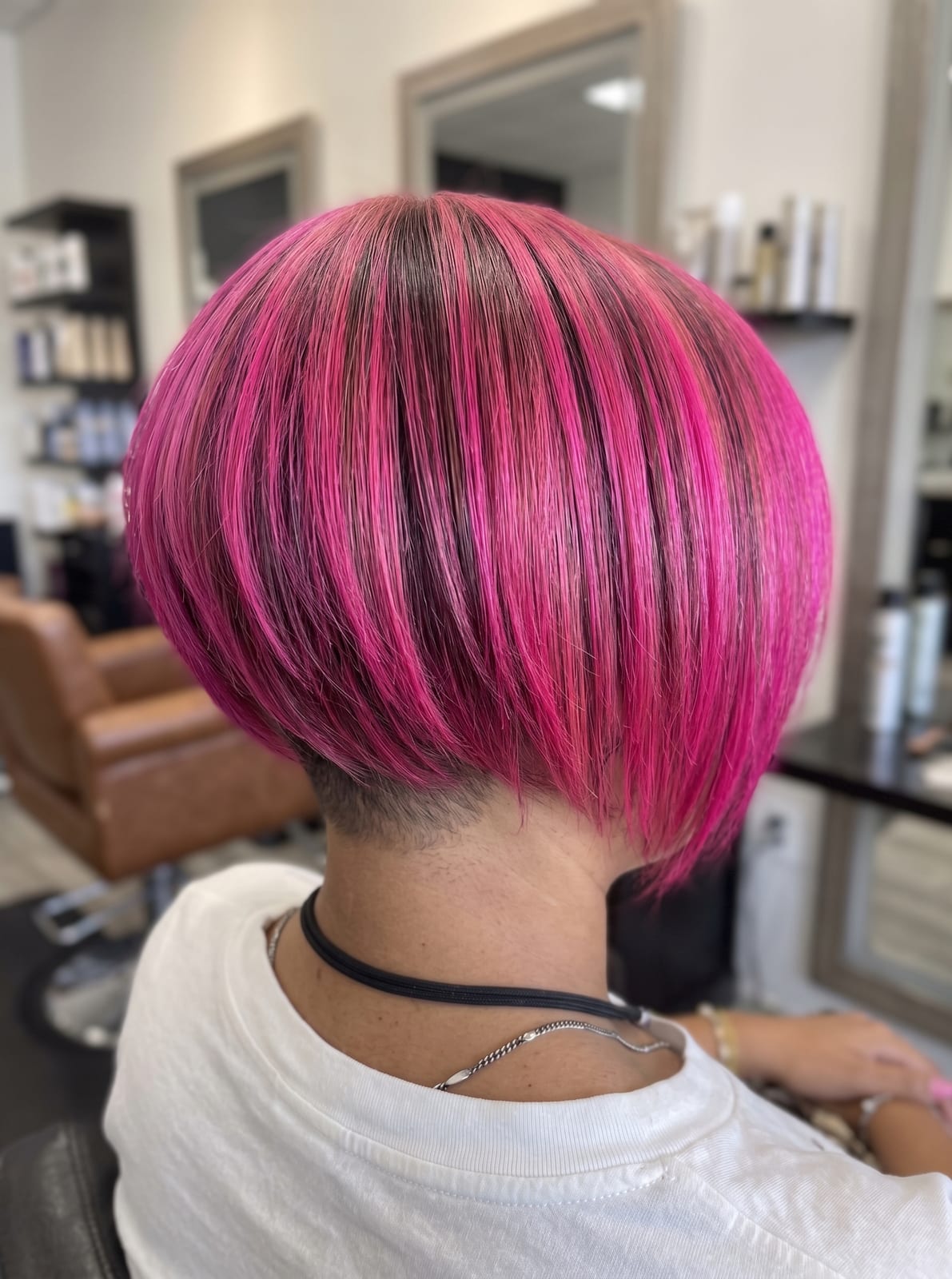 Caschetto fucsia intenso con nuca rasata