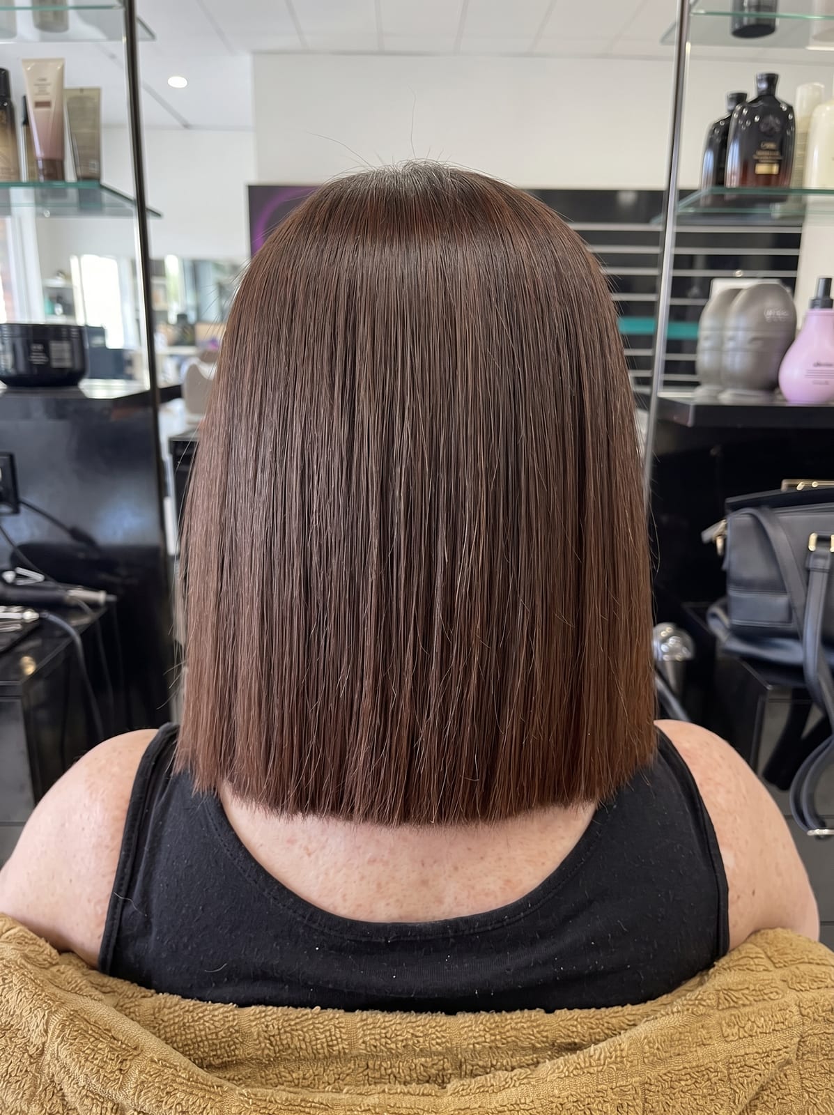 Capelli castano lucido con taglio bob e piega liscia