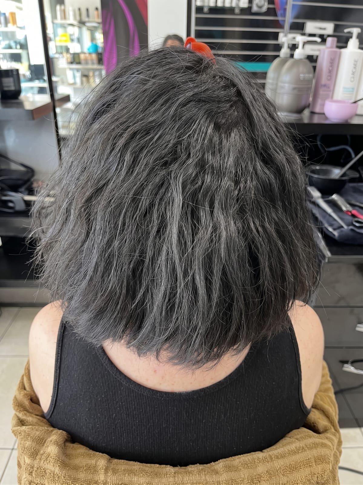 Capelli grigi e crespi prima del trattamento