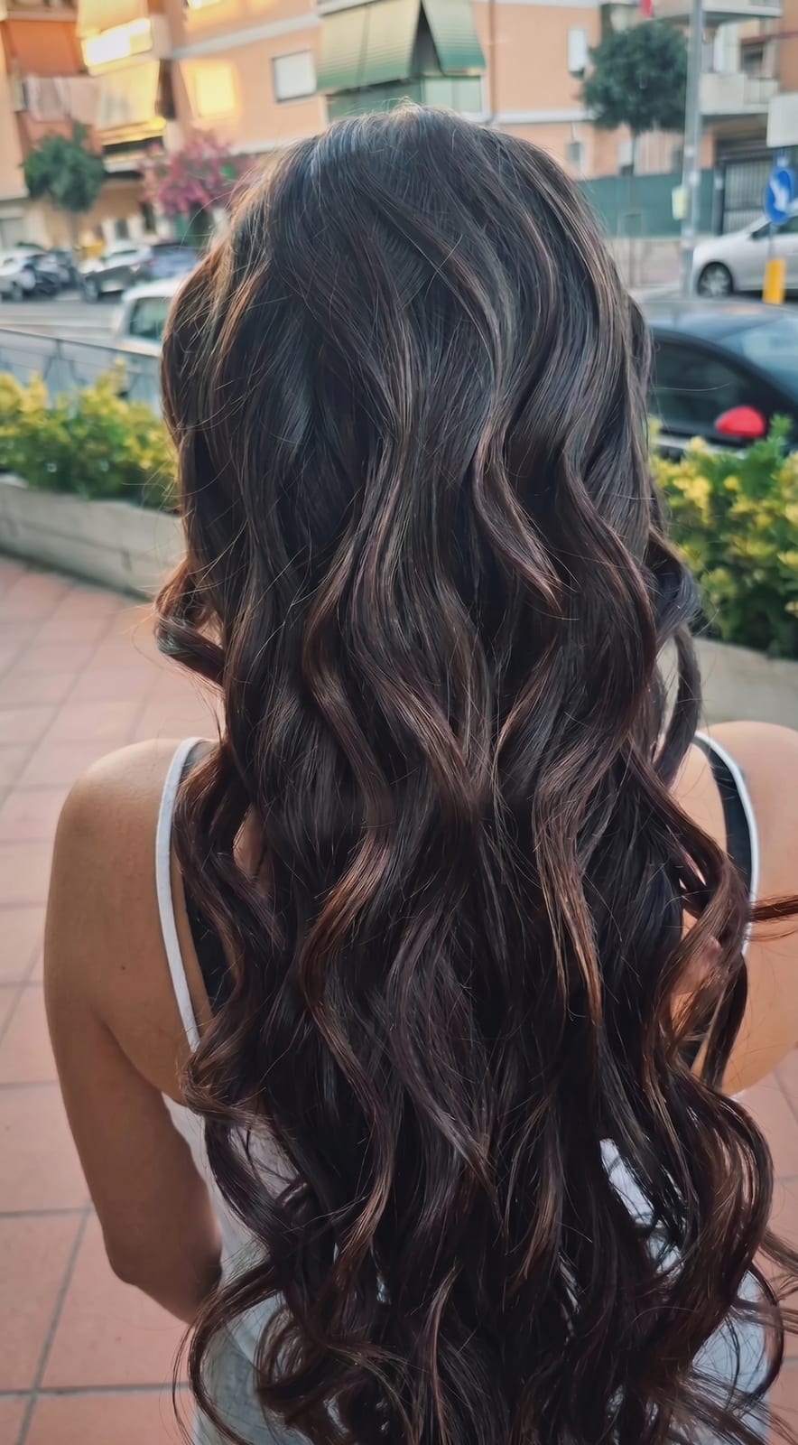 Capelli lunghi castani con riflessi caldi e onde morbide
