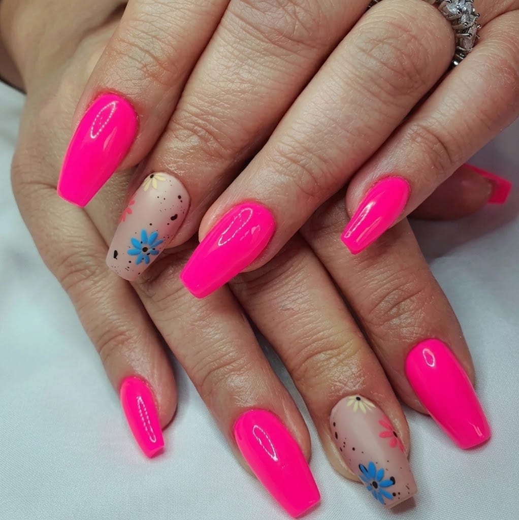 Unghie fucsia fluo con nail art floreale su due dita