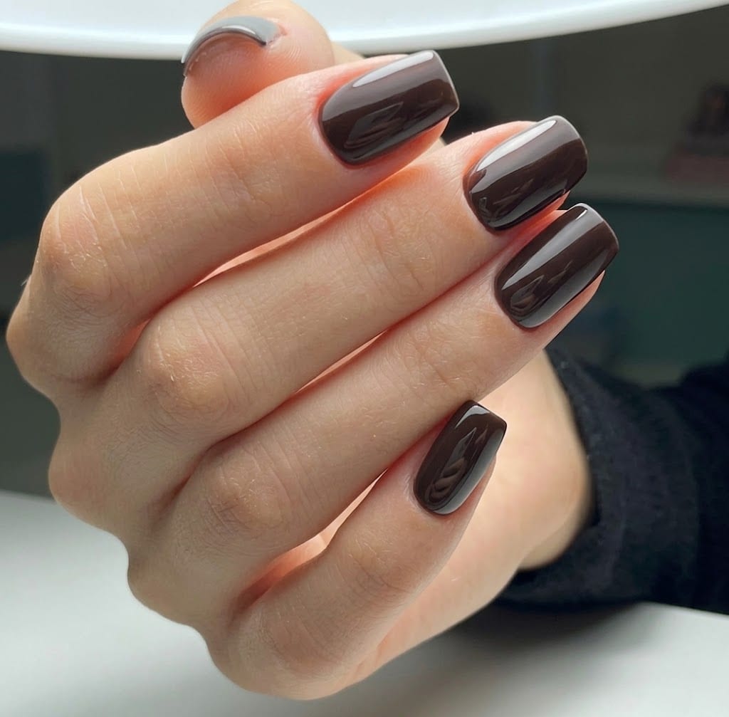 Unghie quadrate in marrone cioccolato lucido
