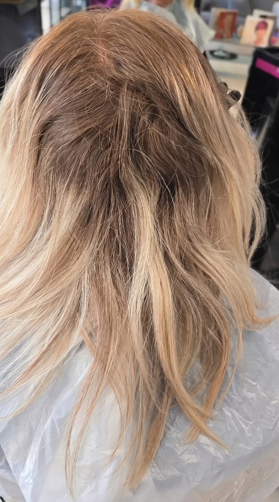 Capelli biondi con ricrescita scura prima del trattamento