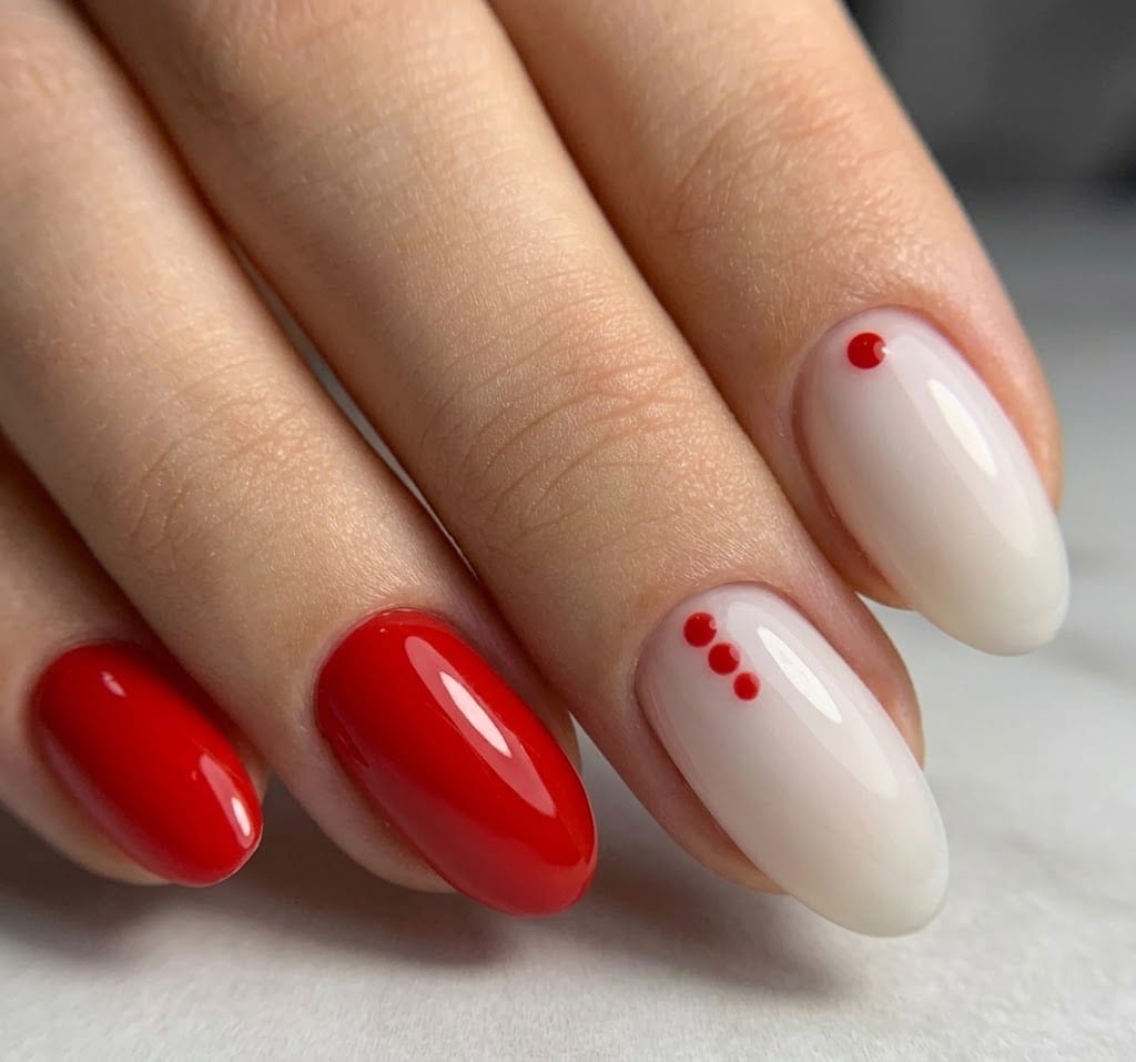 Unghie a mandorla rosse e bianco latte con piccoli dettagli a pois